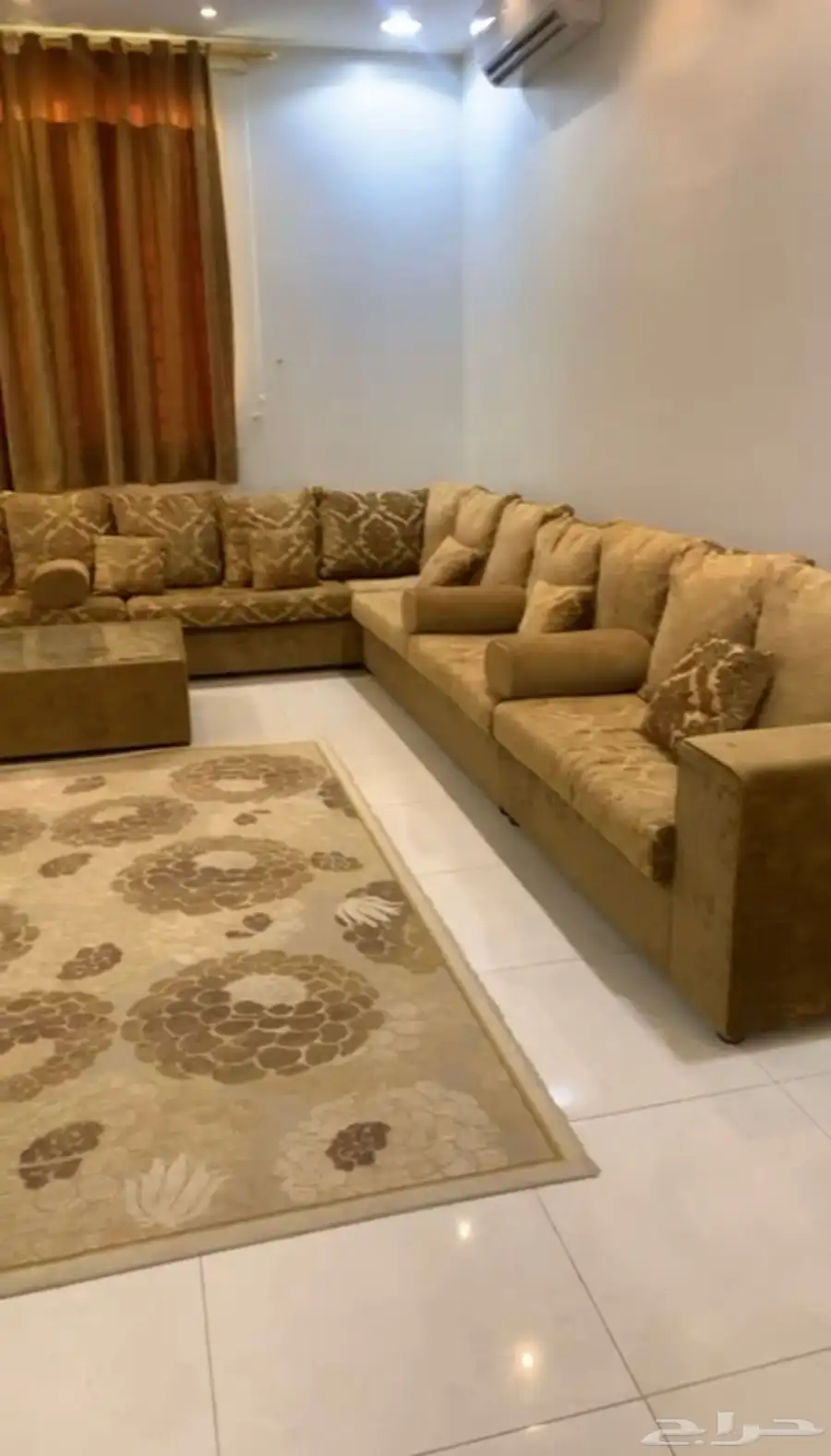 كنب نظيف للبيع 4 في 5 مع الستاره والطاوله والفرشه 3
