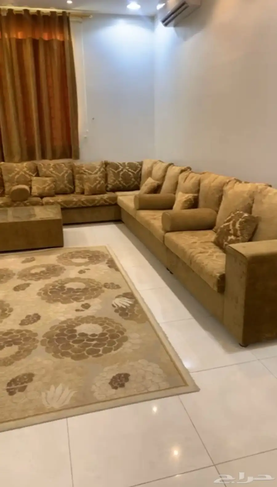 كنب نظيف للبيع 4 في 5 مع الستاره والطاوله والفرشه 6