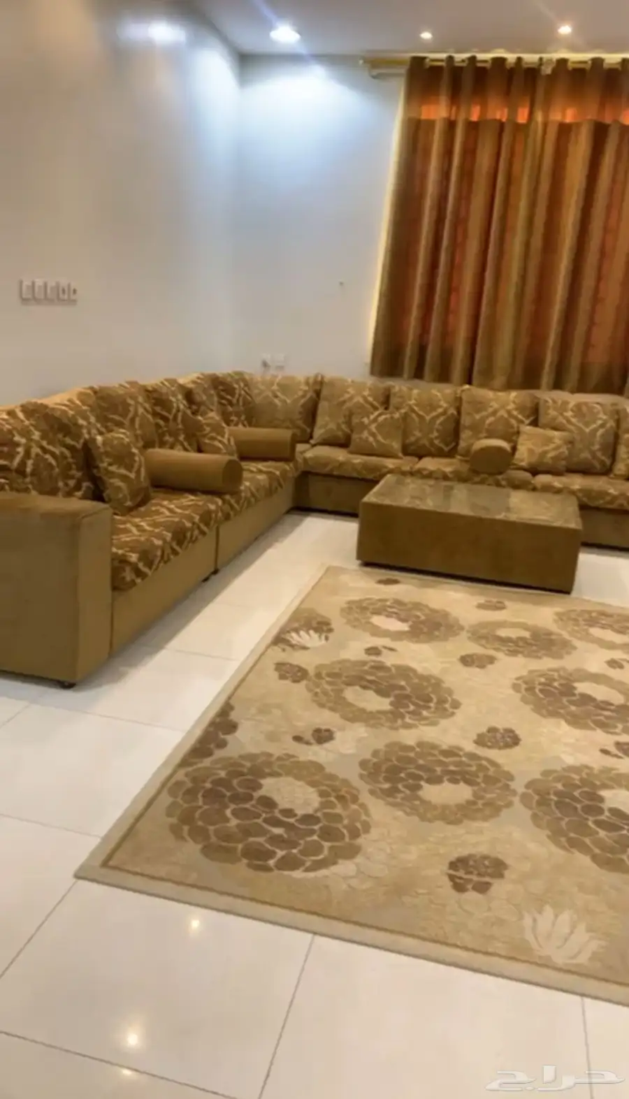 كنب نظيف للبيع 4 في 5 مع الستاره والطاوله والفرشه 8