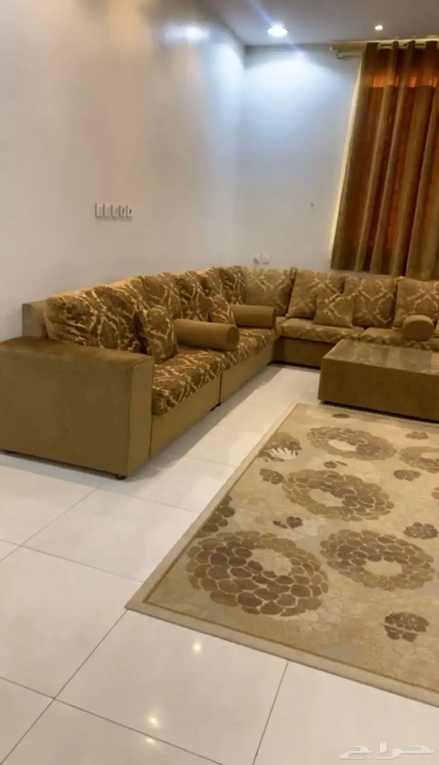 كنب نظيف للبيع 4 في 5 مع الستاره والطاوله والفرشه 5