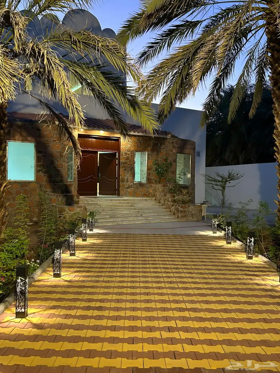فيلا مع مزرعة للبيع في حي البركة (العيون) 0