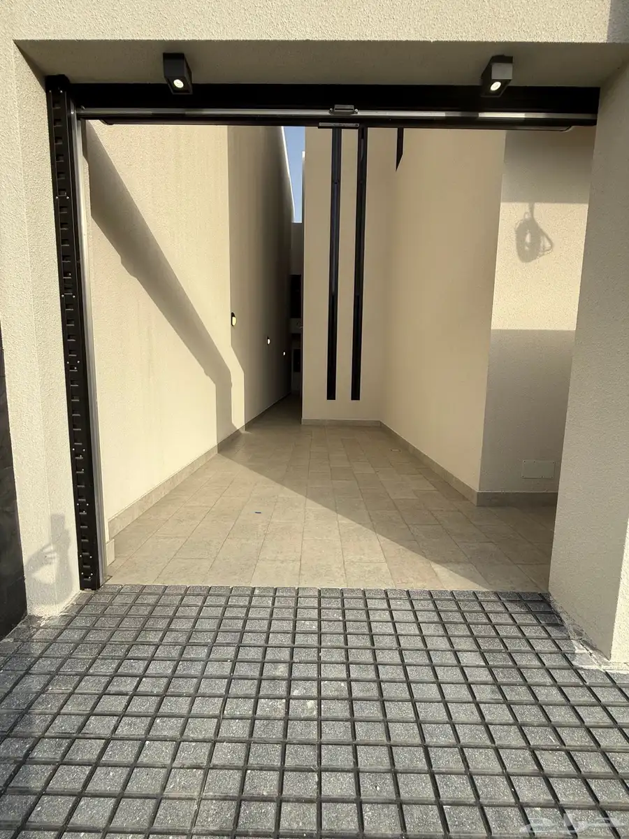 للبيع دور أرضي بحوش بعماره دورين دره المحاله ابها 590الف 4