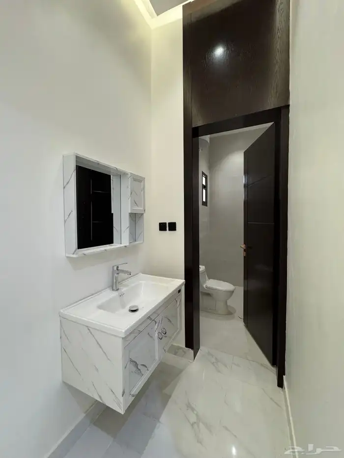 للبيع دور ( شقتين ) بصك حي البيان 12