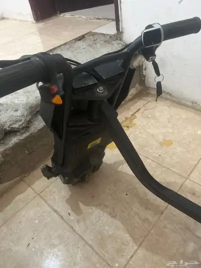 سكوتر للبيع سليم من الخربات ومابه شي الشاحن حقه ضايع 1