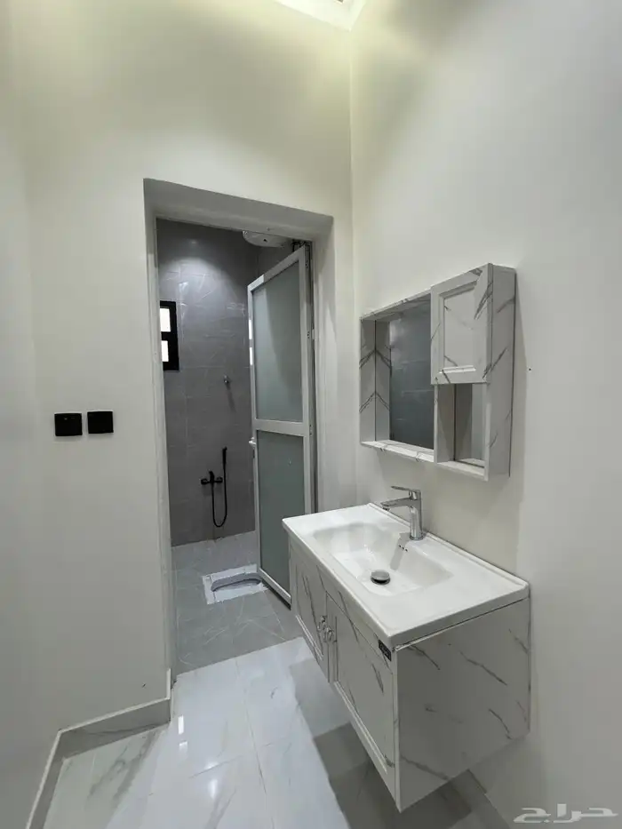 للبيع دور ( شقتين ) بصك حي البيان 3