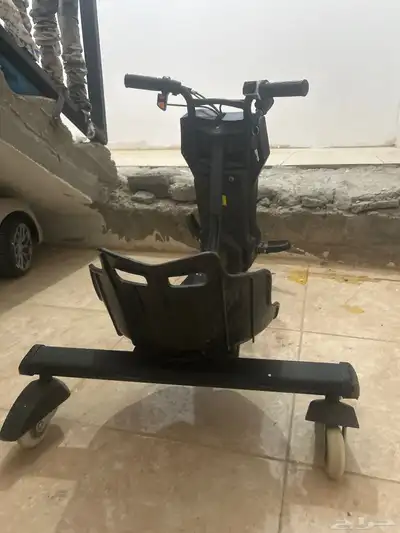 سكوتر للبيع سليم من الخربات ومابه شي الشاحن حقه ضايع 0