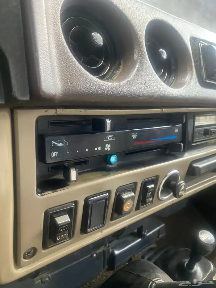 صالون لاندكروزر 1984 قطري كلاسيك 13