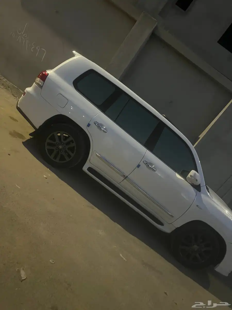 صالون لكزس لاندكروزر 570 كل شي فيه شرط البدي والشواصي 1