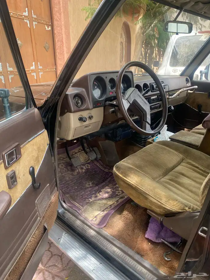 صالون لاندكروزر 1984 قطري كلاسيك 1