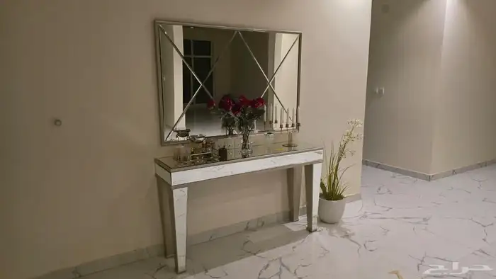 للبيع مدخل و طاولة خدمه اخو الجديد الموقع الخرج 1