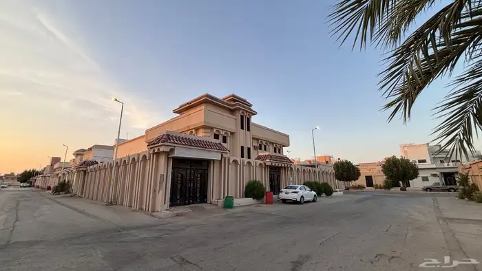 للبيع فيلا بحي الفايزية ع ثلاثة شوارع 2