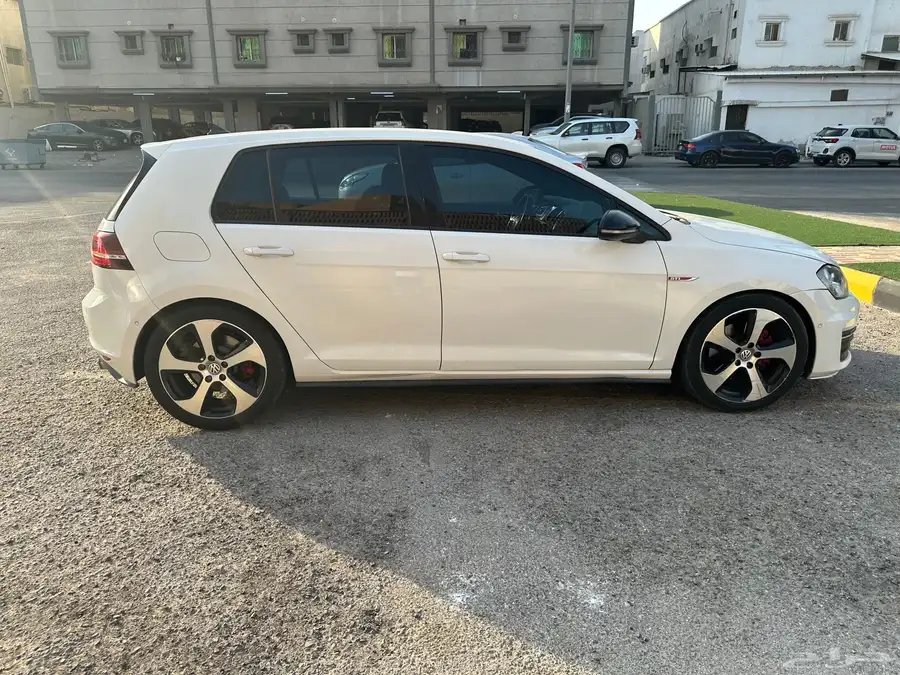 للبيع سيارة جولف GTI موديل 2014 1