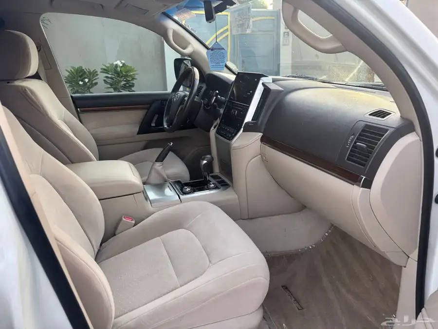 لاندكروزر GXR V8 2018 9