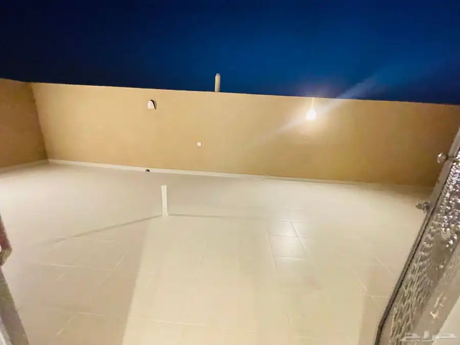 للبيع روف علوي مع ملحق درج داخلي وخارجي شمال الخميس 20