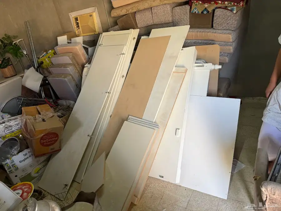 غرفة نوم سرير ودرج نضيفه جدا 0
