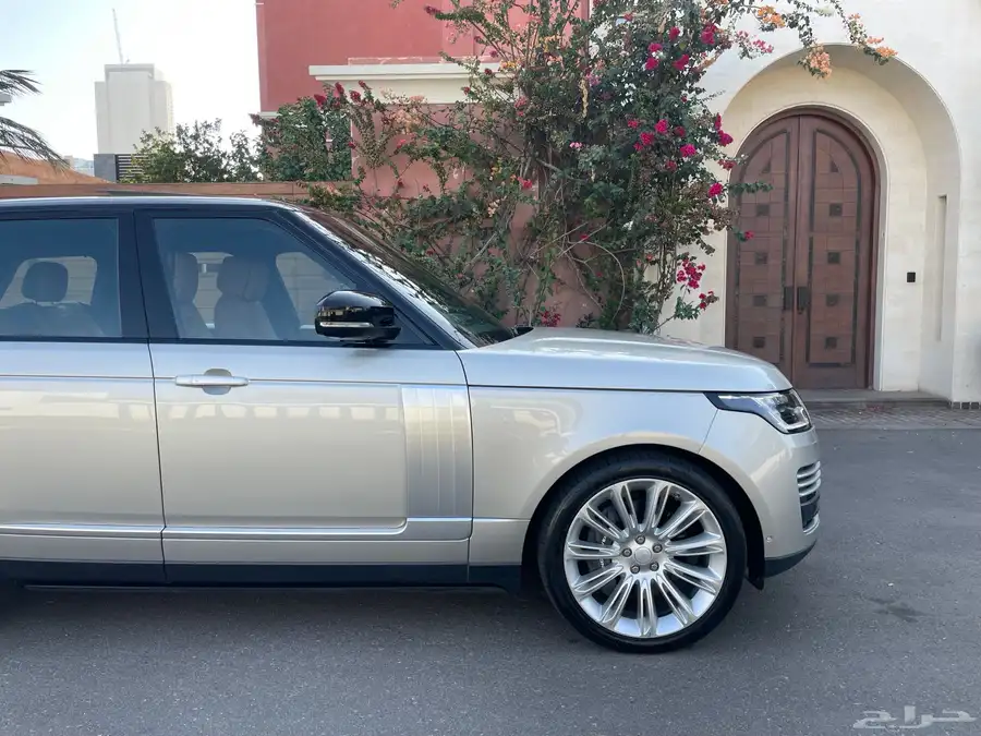 رنج روفر فوج SE V8 2018 ناغي ( بحالة الوكالة ) 7