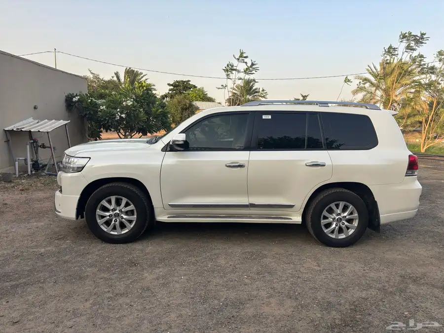 لاندكروزر GXR V8 2018 4