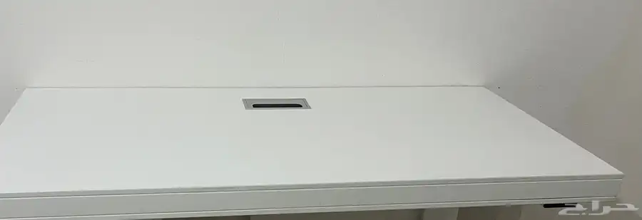 مكتب ابيض بثلاث ادراج ومفتاح للدرج الاول 2