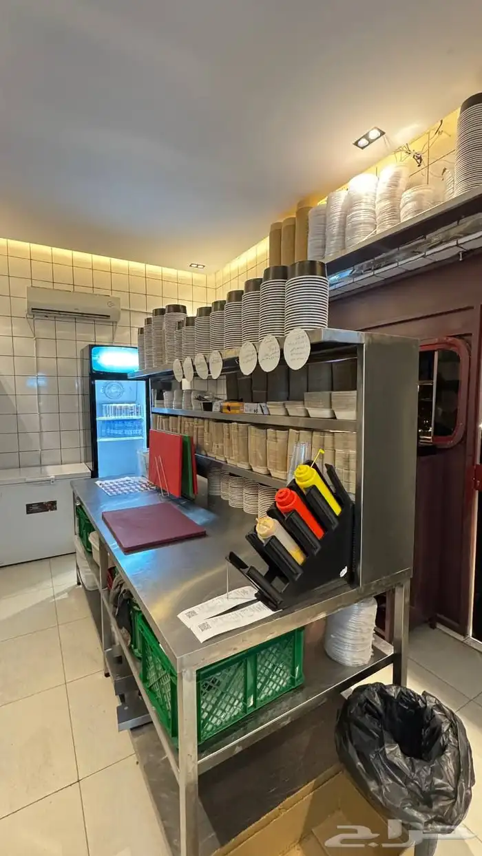 مطعم مجهز شبه جديد للتقبيل في موقع مميز هبة الشتاء 1