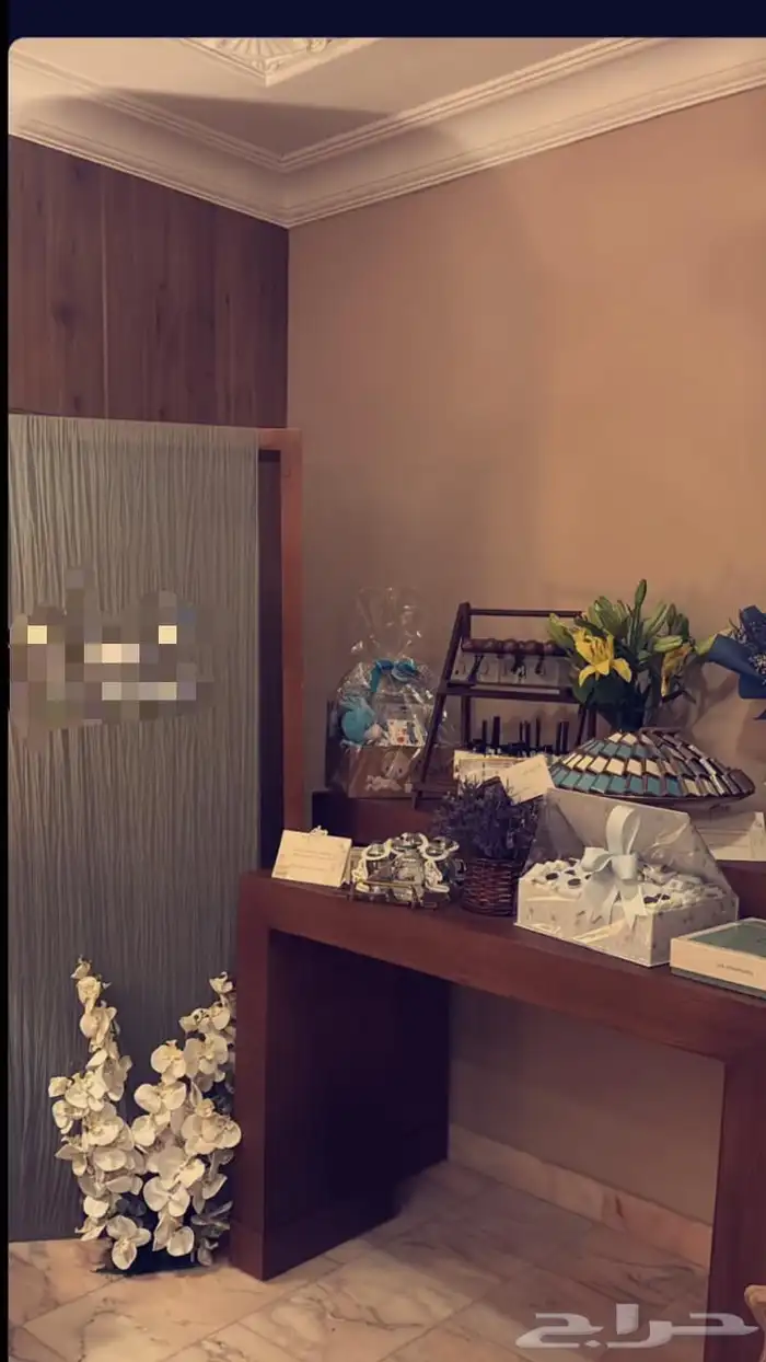 طاولات استقبال و استاند خشب 0