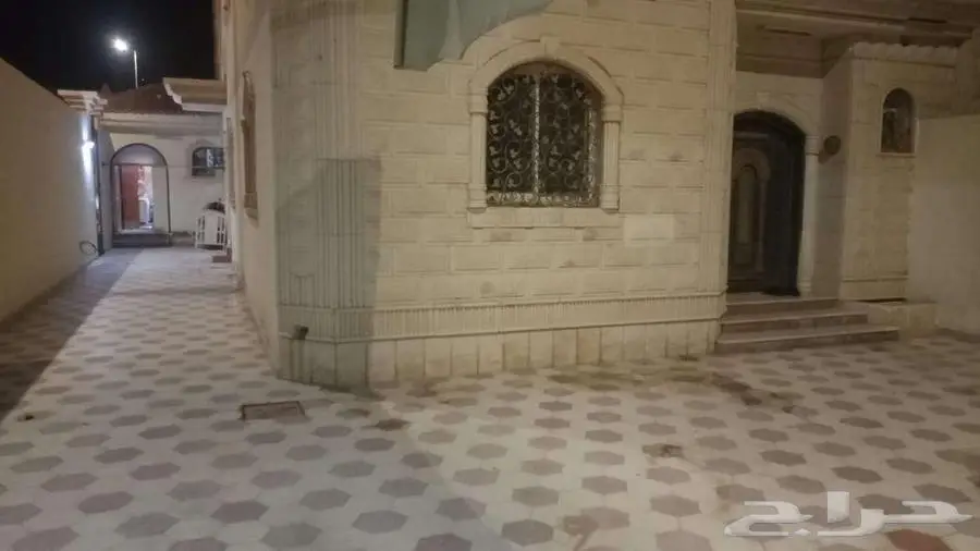 للإيجار دور أرضي على شارعين في محافظة الرس بحي الجوزات 1