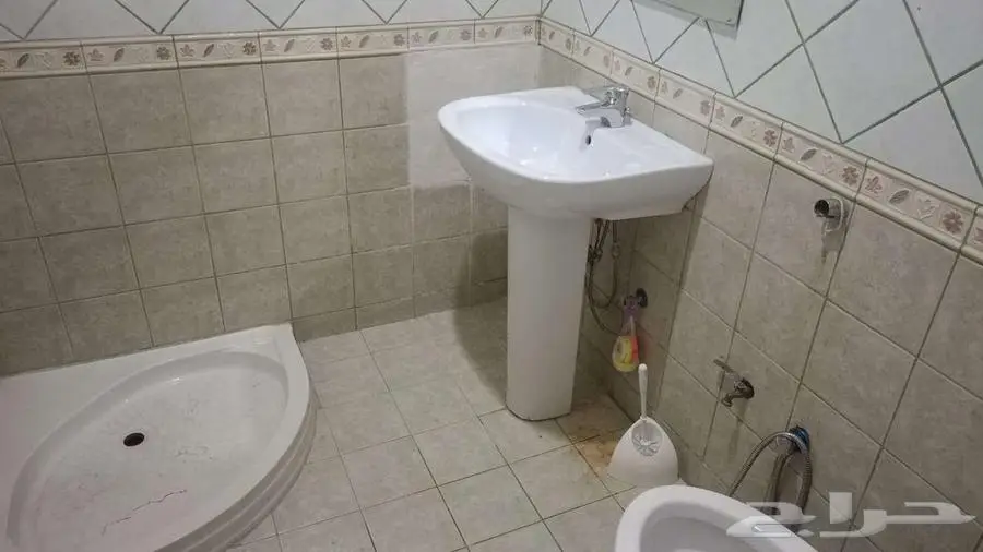 للإيجار دور أرضي على شارعين في محافظة الرس بحي الجوزات 10