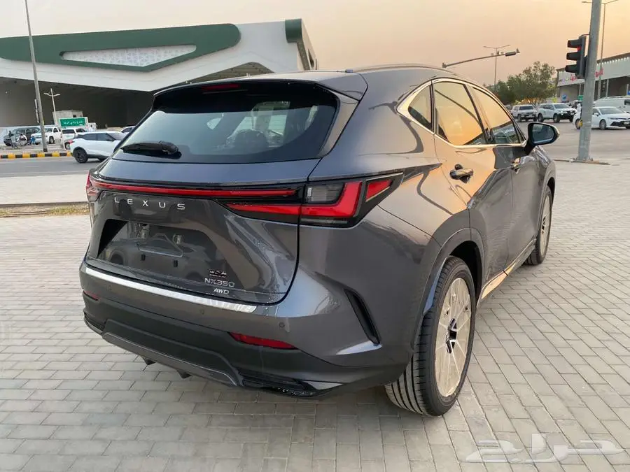 لكزس NX 350CC بنزين 2025 رماادي داخلي احمر. 13