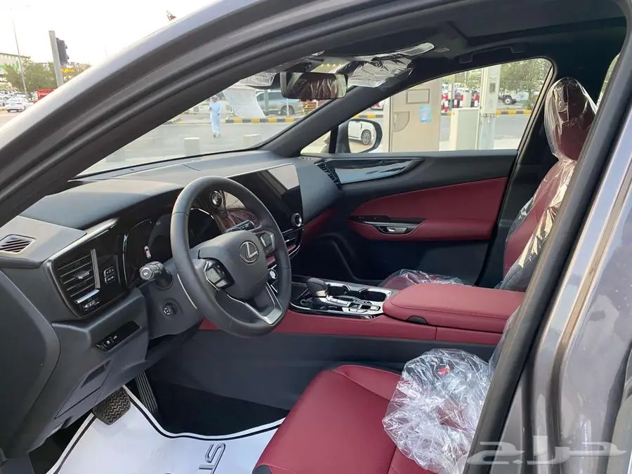 لكزس NX 350CC بنزين 2025 رماادي داخلي احمر. 9