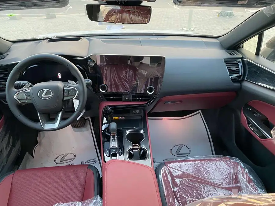 لكزس NX 350CC بنزين 2025 رماادي داخلي احمر. 5