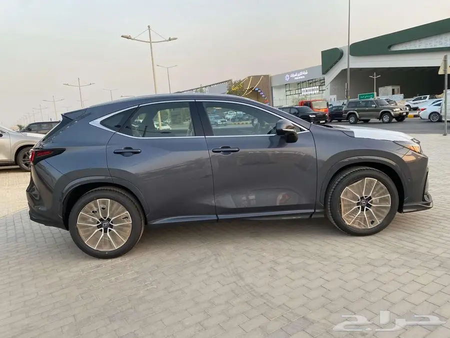 لكزس NX 350CC بنزين 2025 رماادي داخلي احمر. 4