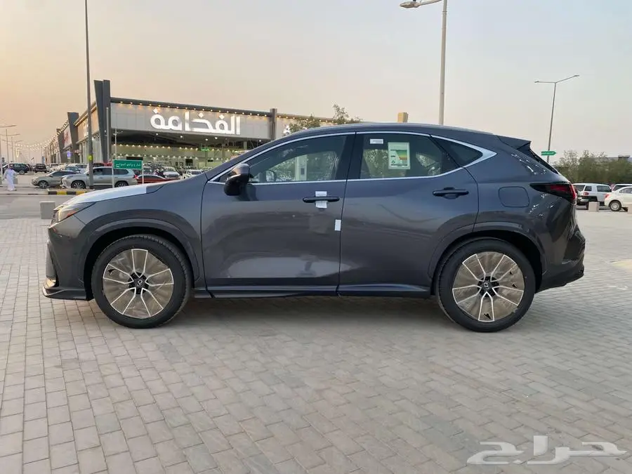 لكزس NX 350CC بنزين 2025 رماادي داخلي احمر. 3