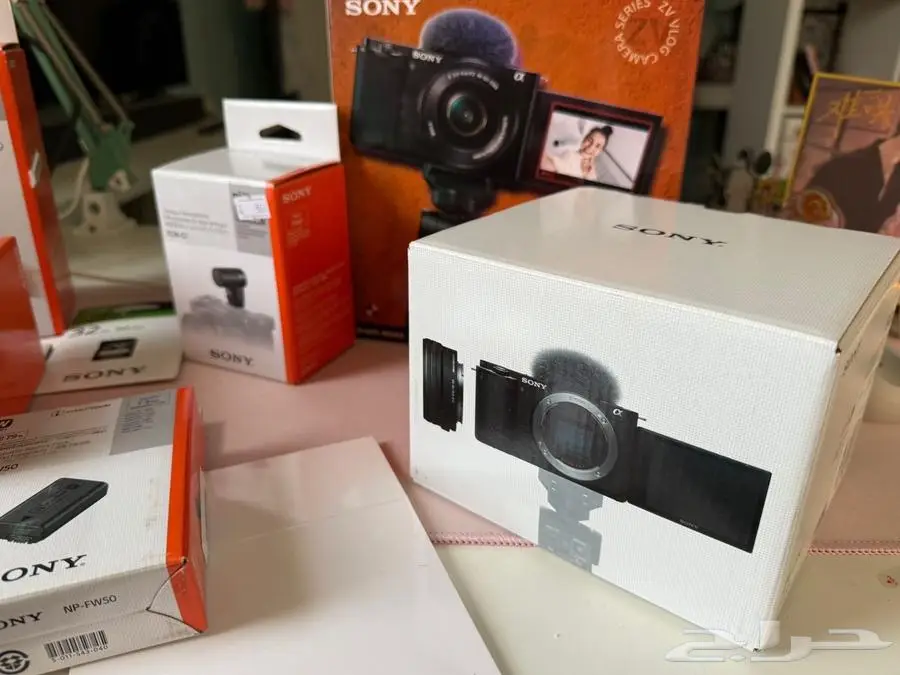 كاميرا Sony ZV-E10 وعدسة سيجما 16 ملم f   1.4 DC DN 2