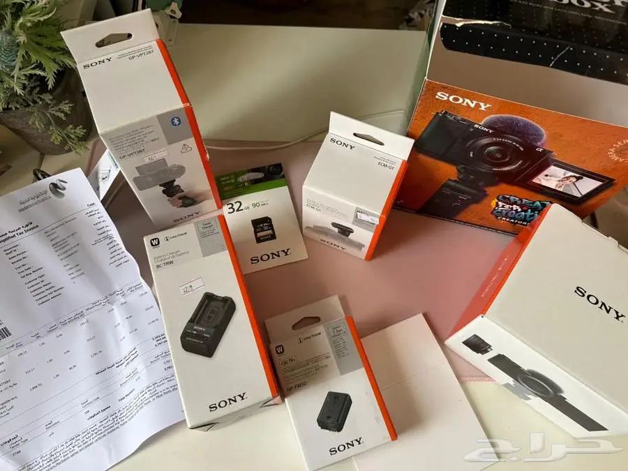 كاميرا Sony ZV-E10 وعدسة سيجما 16 ملم f   1.4 DC DN 1