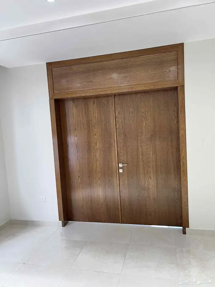 ابواب خشبي مع ديكور 0