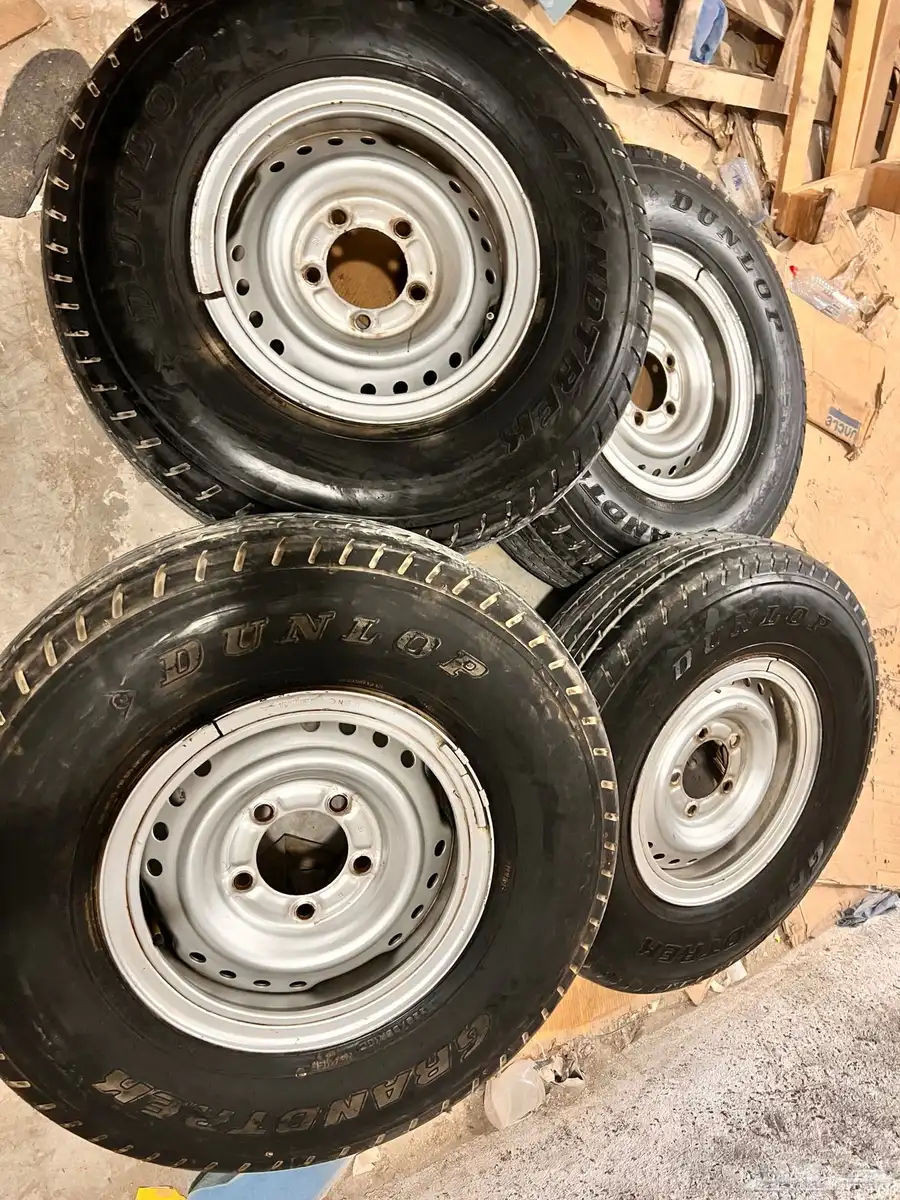 جنوط شنبر شاص مع كفرات دنلوب رملي مقاس 225 95 16 0