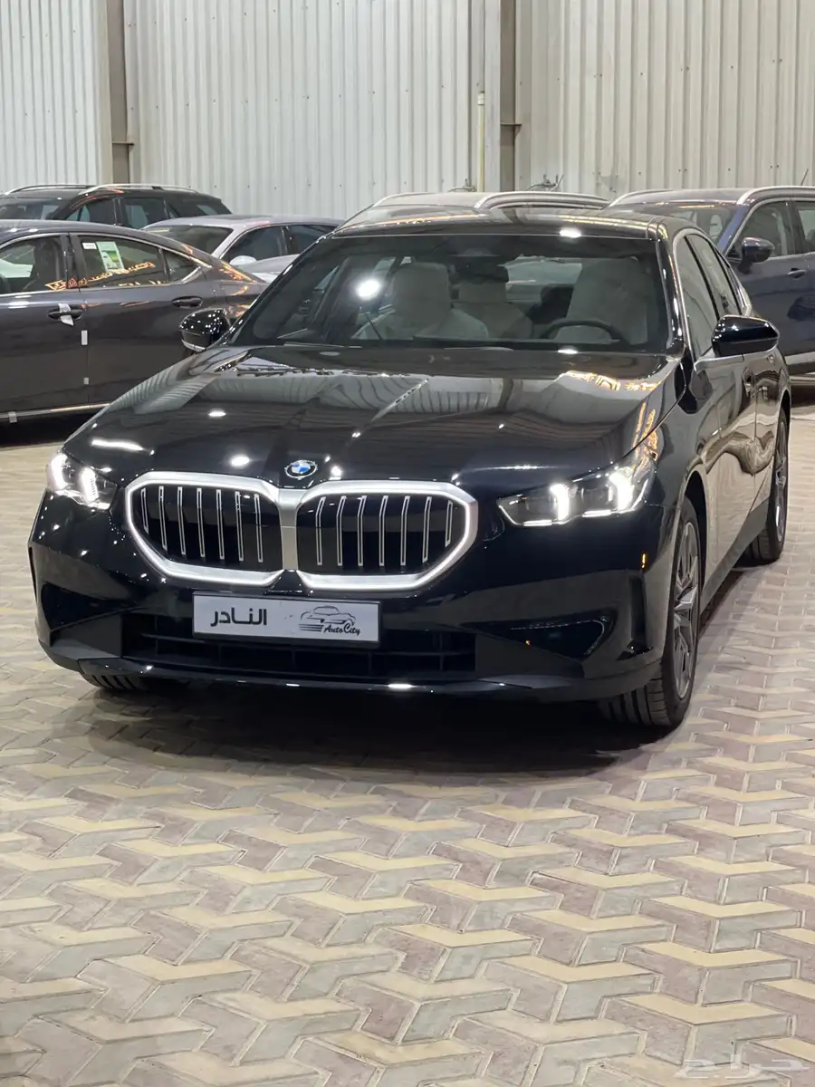 بي ام دبليو 520i لاكجري اسود اوف وايت 2026 3