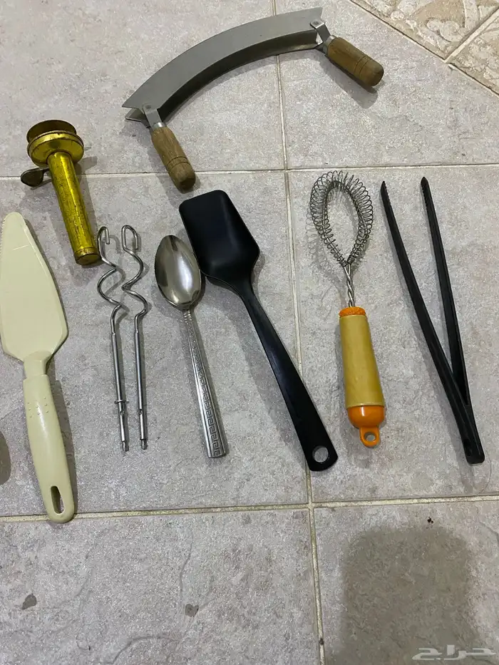 ملاعق وعلب معدنية 1