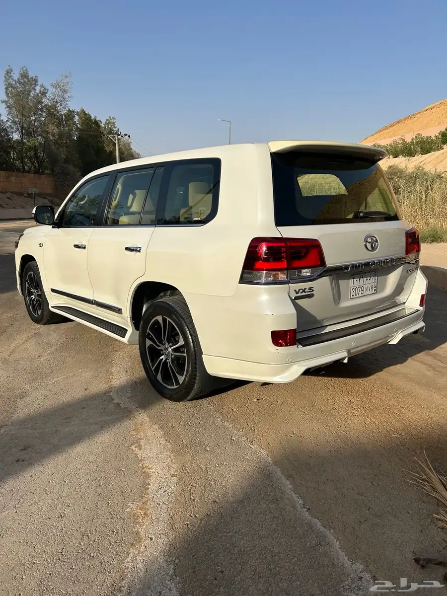 لاندكروزر للبيع 2016 VXS مكينه 5.7 21