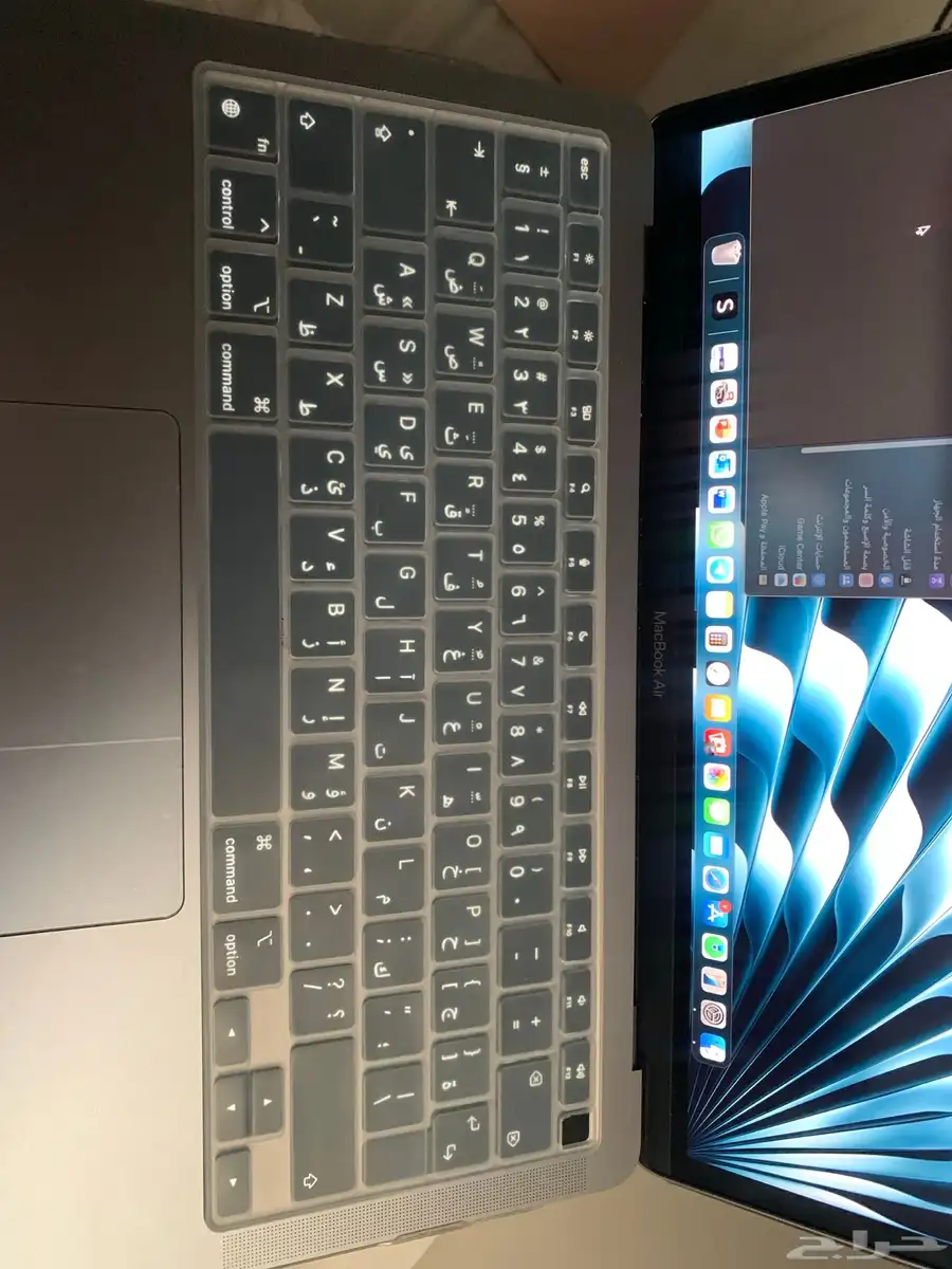 جهاز MacBook Air موديل 2020 بمعالج Apple 3