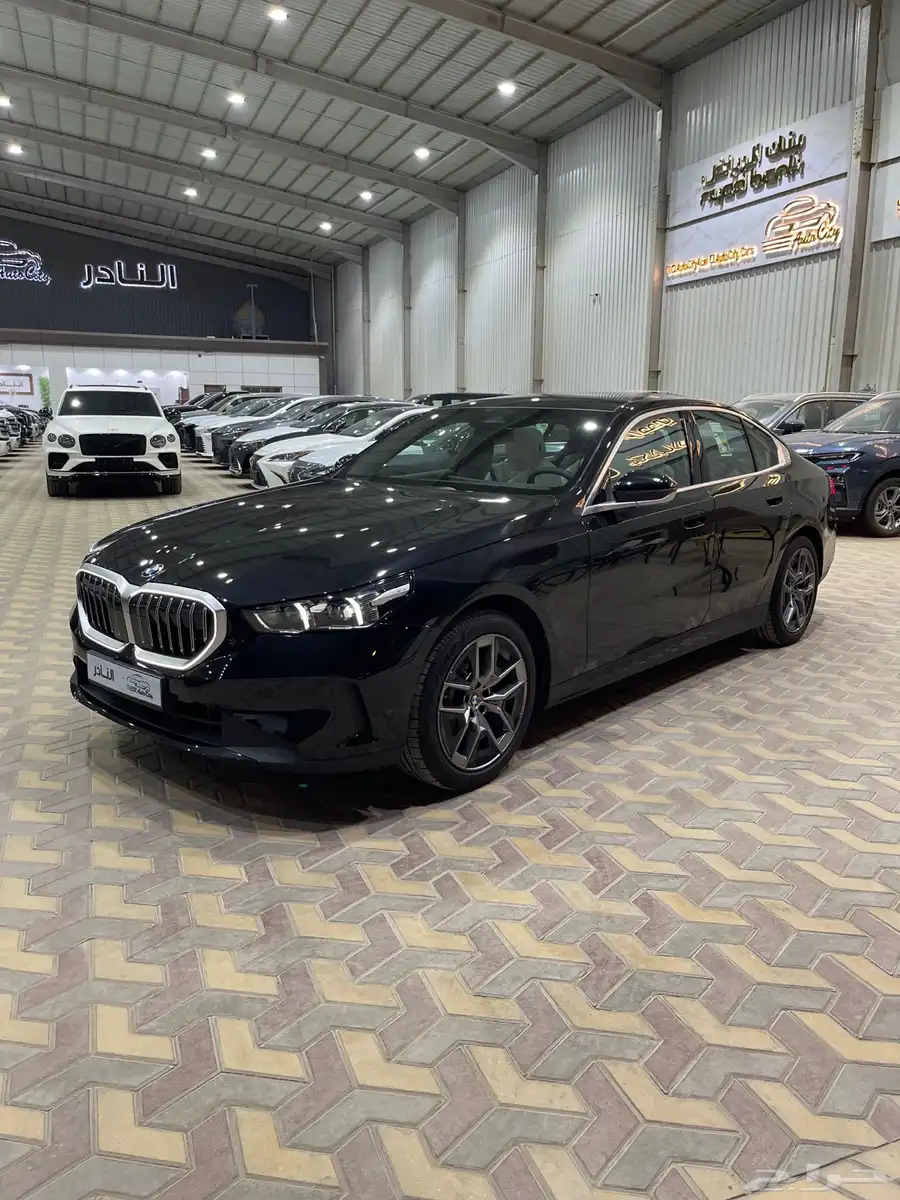 بي ام دبليو 520i لاكجري اسود اوف وايت 2026 1