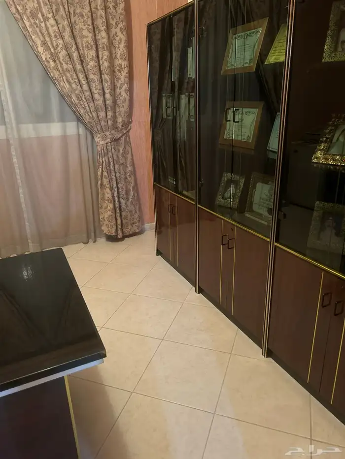 اثاث للبيع من أسرة مكاتب كنبات 13