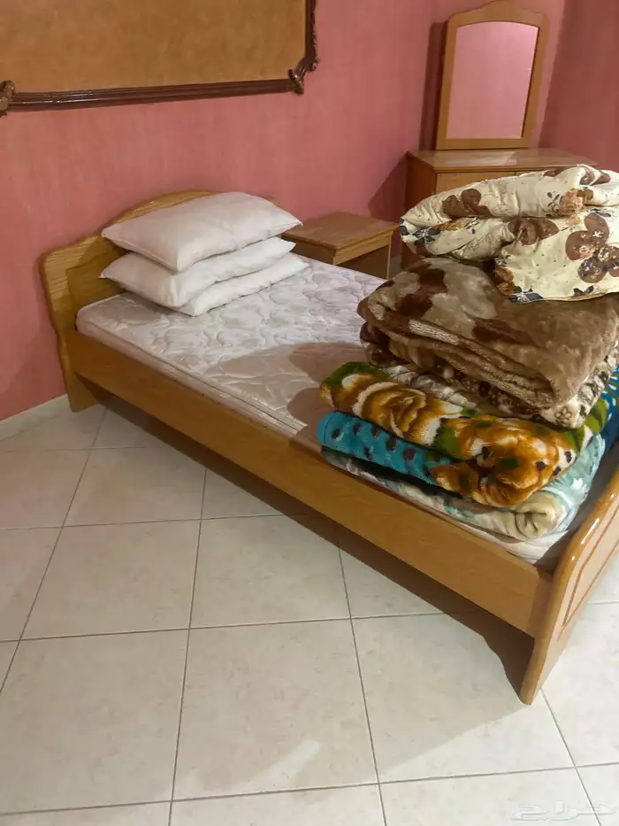 اثاث للبيع من أسرة مكاتب كنبات 15
