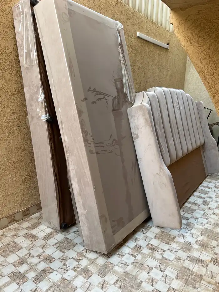 أثاث للبيع سرير نفرين طاوله طعام وجلسة خارجية حديد وا فرن 3