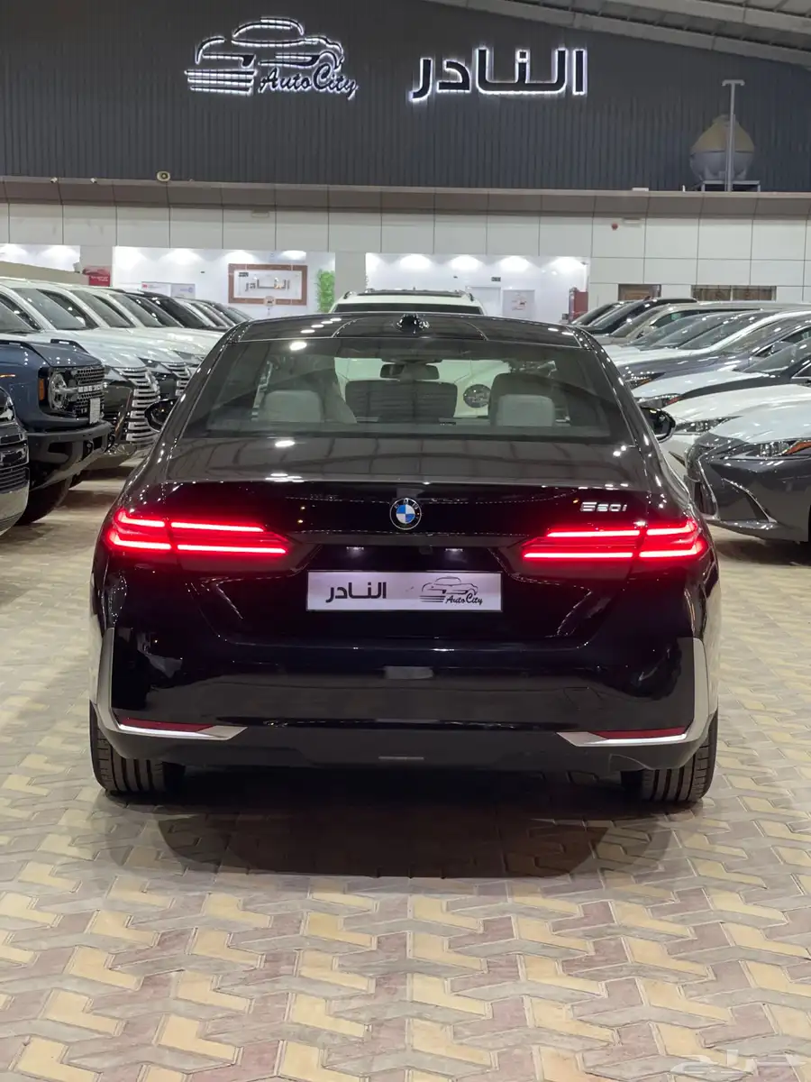 بي ام دبليو 520i لاكجري اسود اوف وايت 2026 5