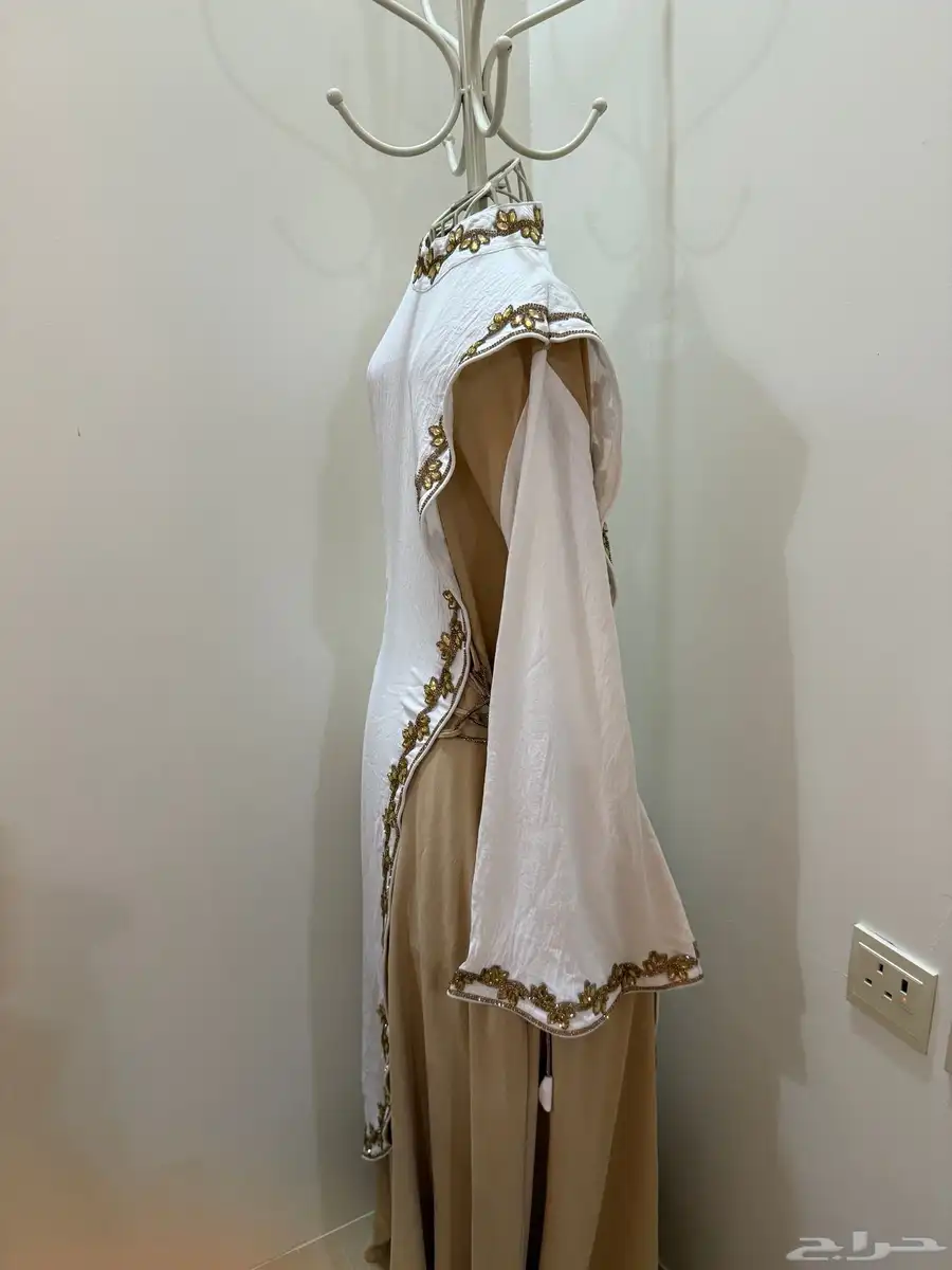جلابيه من دبي والله جديده غير مستخدمه المقاس M 1