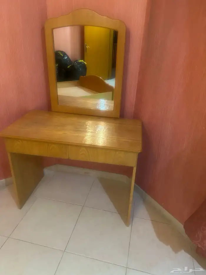 اثاث للبيع من أسرة مكاتب كنبات 6