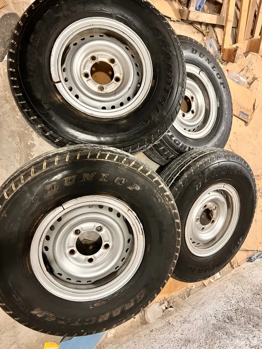 جنوط شنبر شاص مع كفرات دنلوب رملي مقاس 225 95 16 13