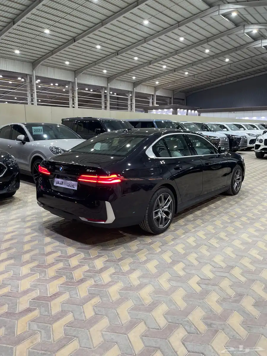 بي ام دبليو 520i لاكجري اسود اوف وايت 2026 4