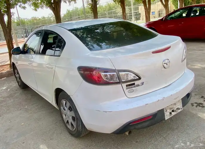 للبيع سيارة نوع مازدا 3 4