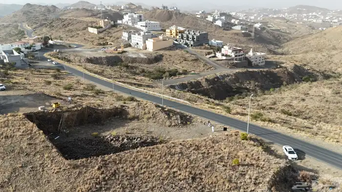 ارض للبيع في السودة على ثلاث واجهات شارع 30م حي التعاون 6